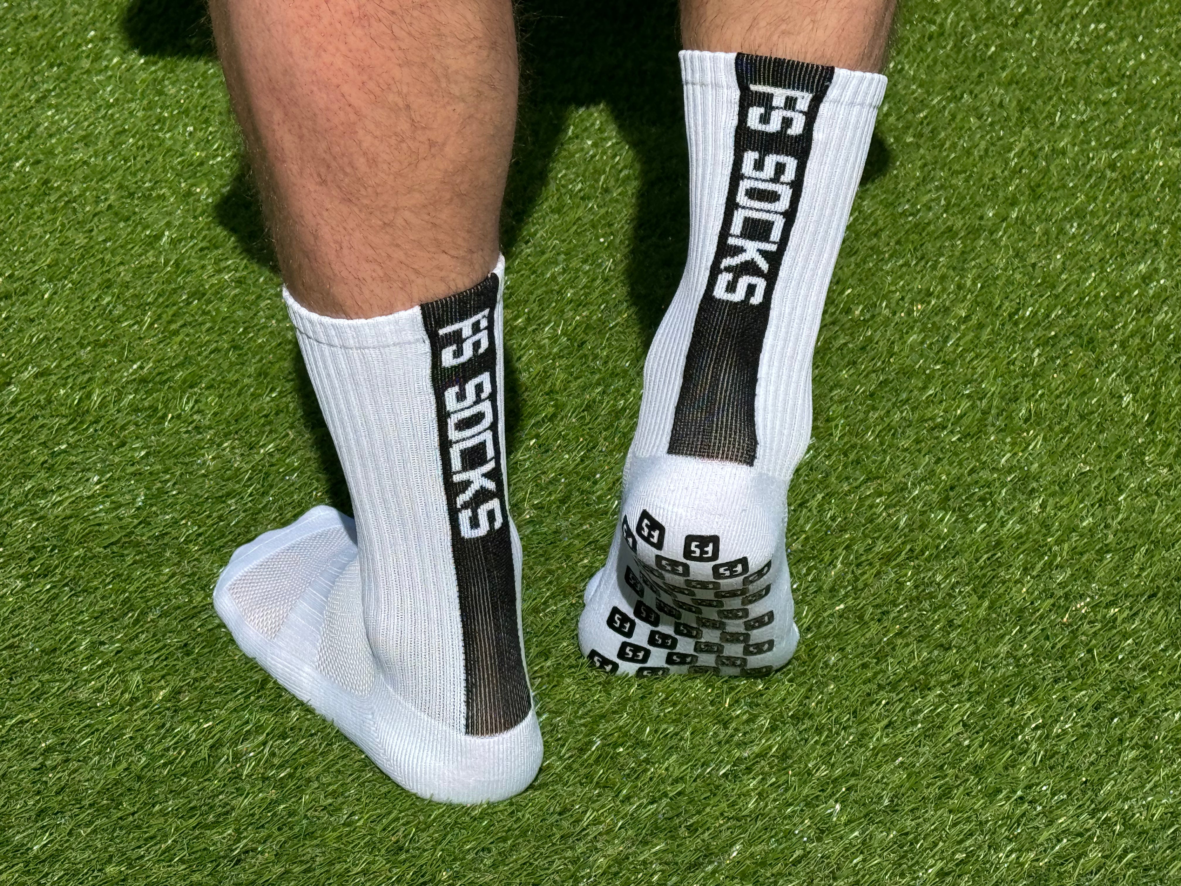 Weisse FS SOCKS 2.0 Grip Socken auf Kunstrasen ohne FS Tubes