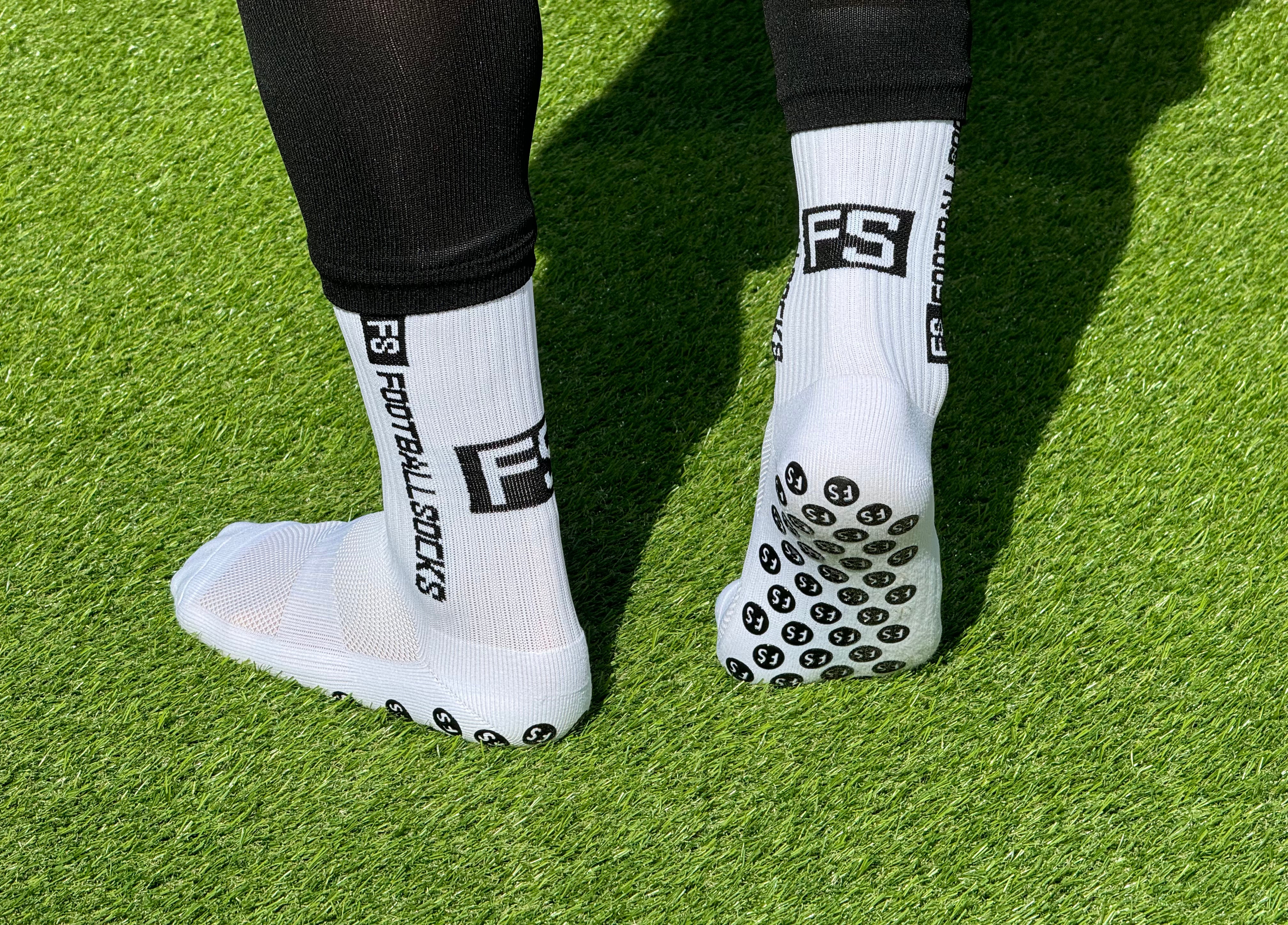 Weisse FS Footballsocks Originals Grip Socken auf Kunstrasen mit schwarzen FS Tubes