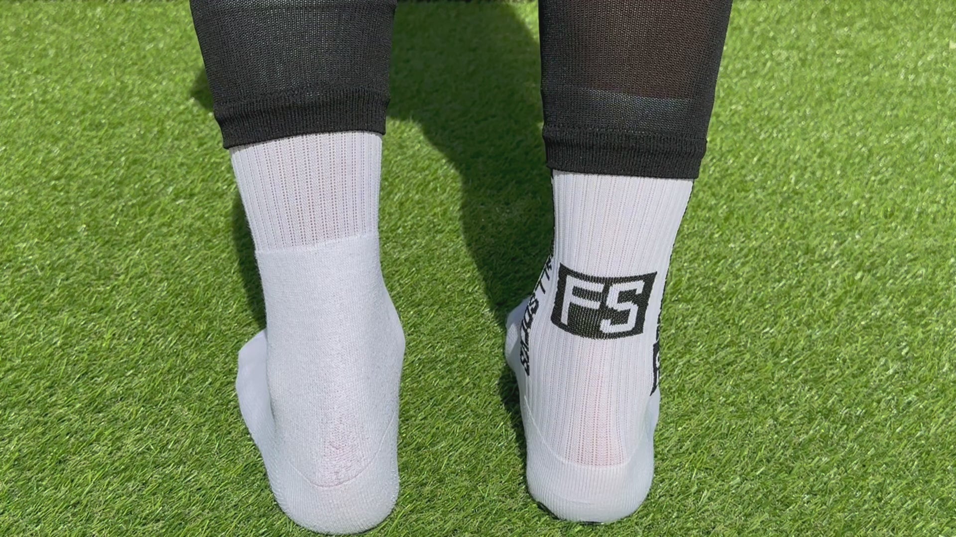 Video laden: Weisse FS Footballsocks Originals Grip Socken auf Kunstrasen mit schwarzen FS Tubes Test vergleich zu normalen Socken